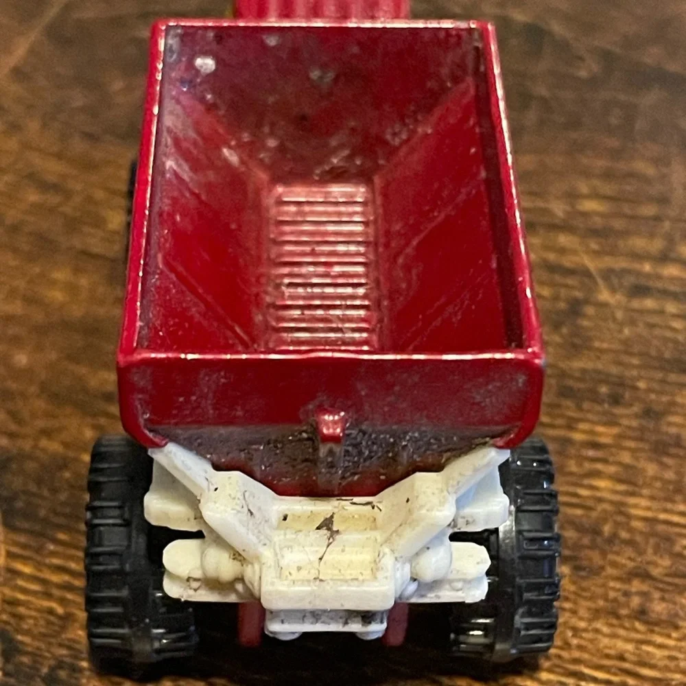 Matchbox - Sowing Machine: MBX Construction #44/120 (2015) *White & Red Edition*